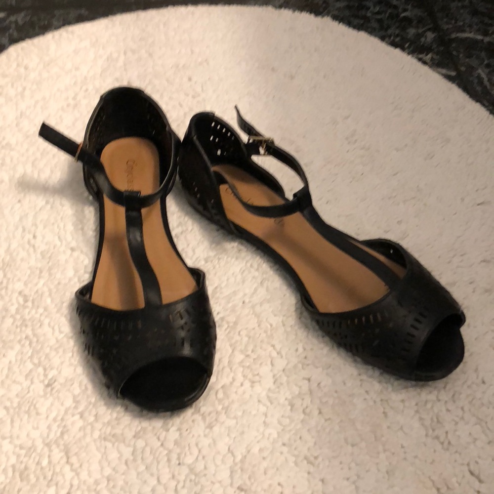 Black T-strap flat sandals, S 8